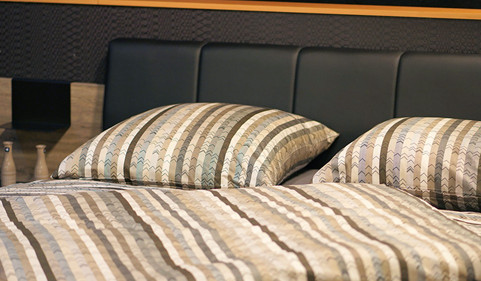 床上的被子与枕头