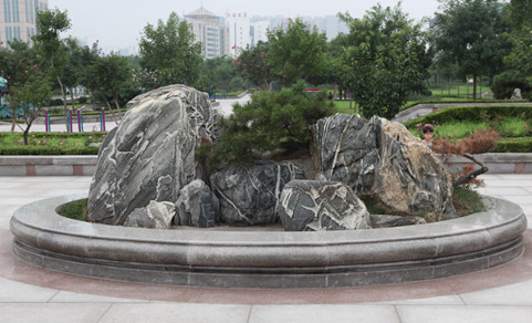 一个巨型的泰山石