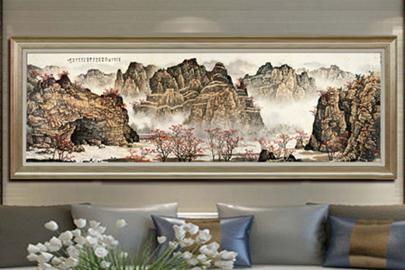 客厅中挂墙上的山水画