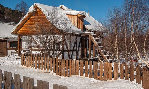 雪地里的乡村木制别墅