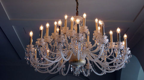 复式别墅客厅中的水晶灯