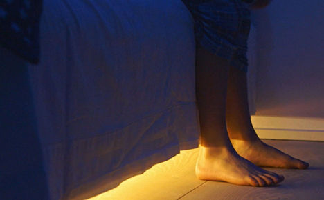 卧室床底下的隐藏式灯光