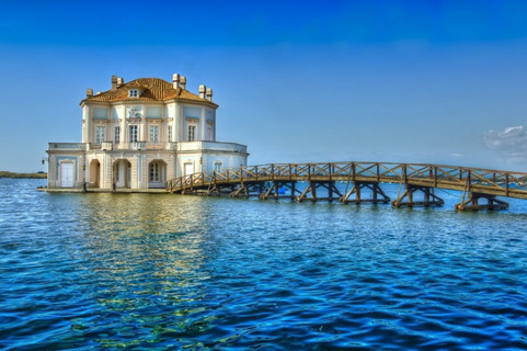 修建在水上的别墅宫殿图