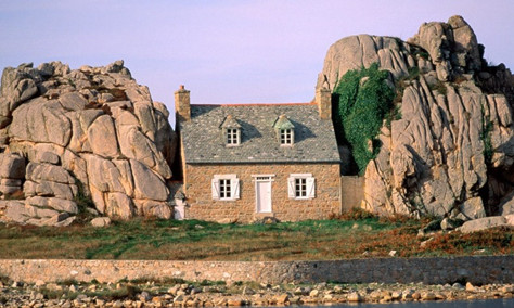 两个石头山中间的别墅图片