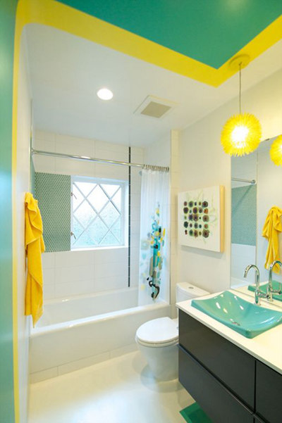 用向日葵装饰的别墅浴室