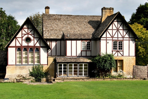 最后这一栋英式风格的独栋小别墅,这类风格的建筑在英国的乡村随处