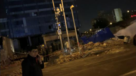 北京东直门墙体倒塌